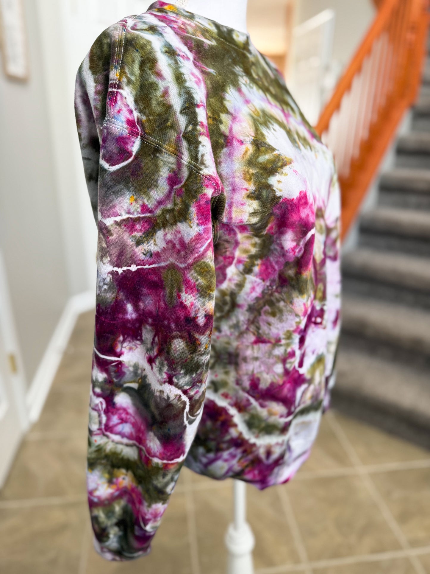 Size Medium Geode Ice Dye Crewneck Sweatshirt