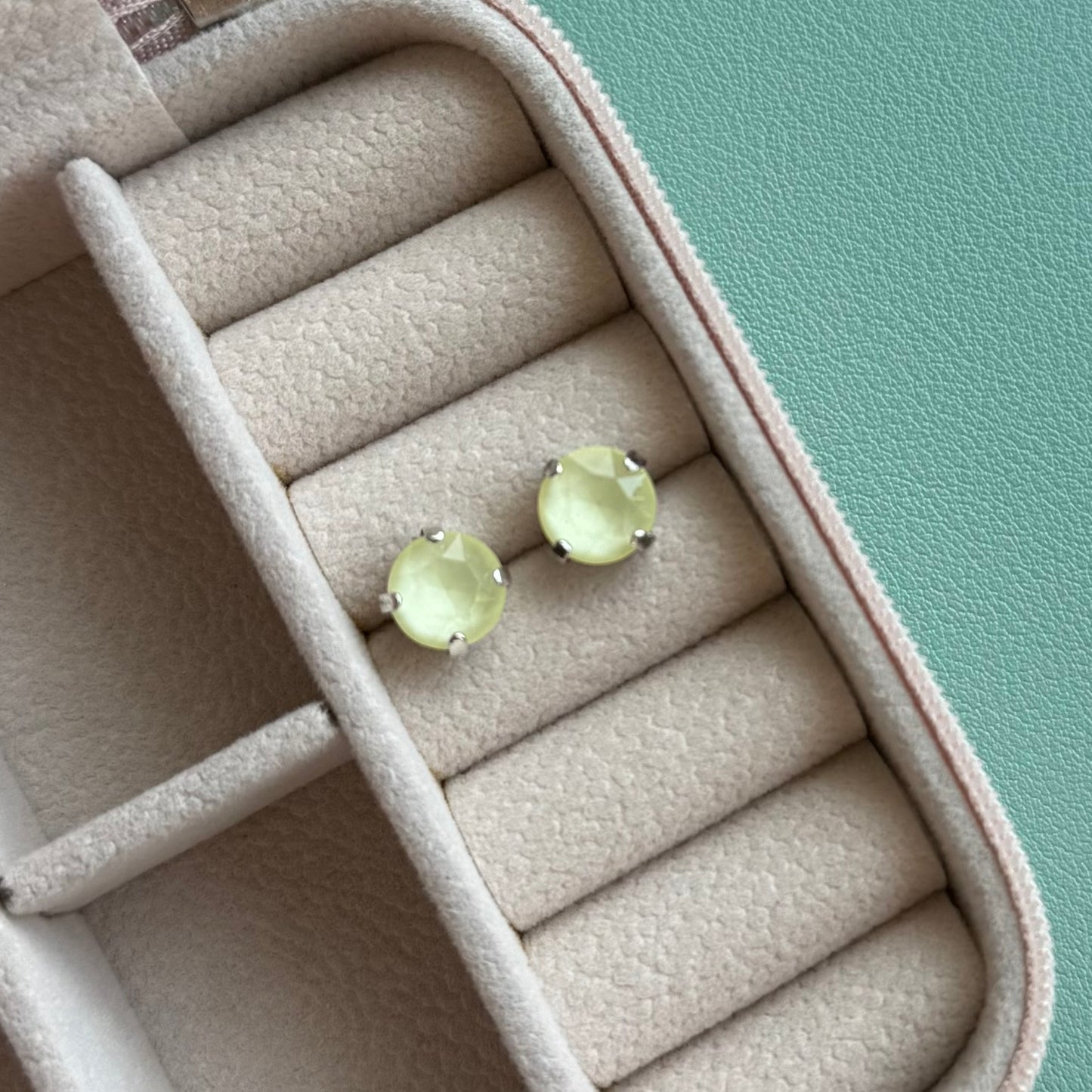 Small Powder Yellow Stud Set