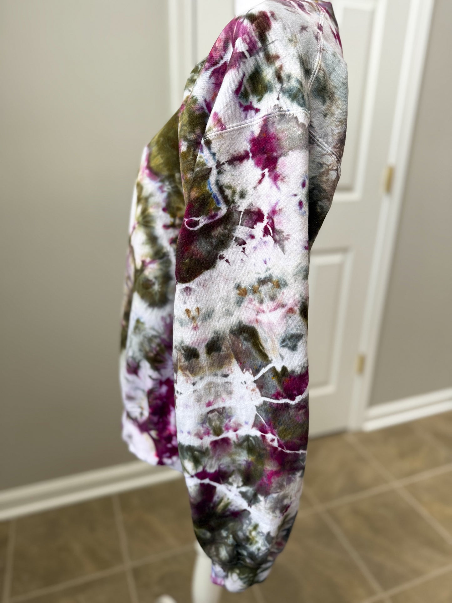 Size Medium Geode Ice Dye Crewneck Sweatshirt